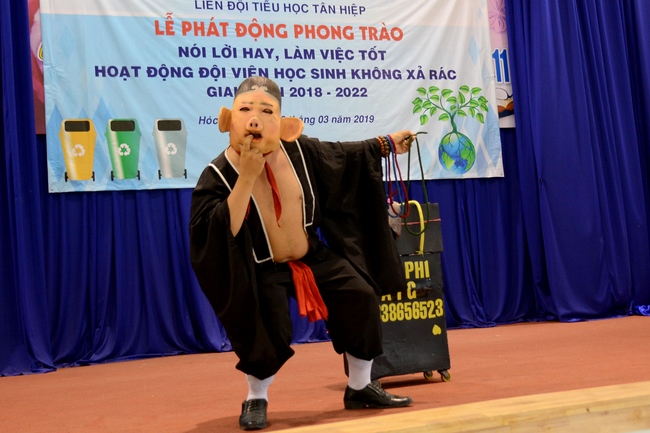 Giving gift portions to pupils on the occasion of Mid-Autumn Festival